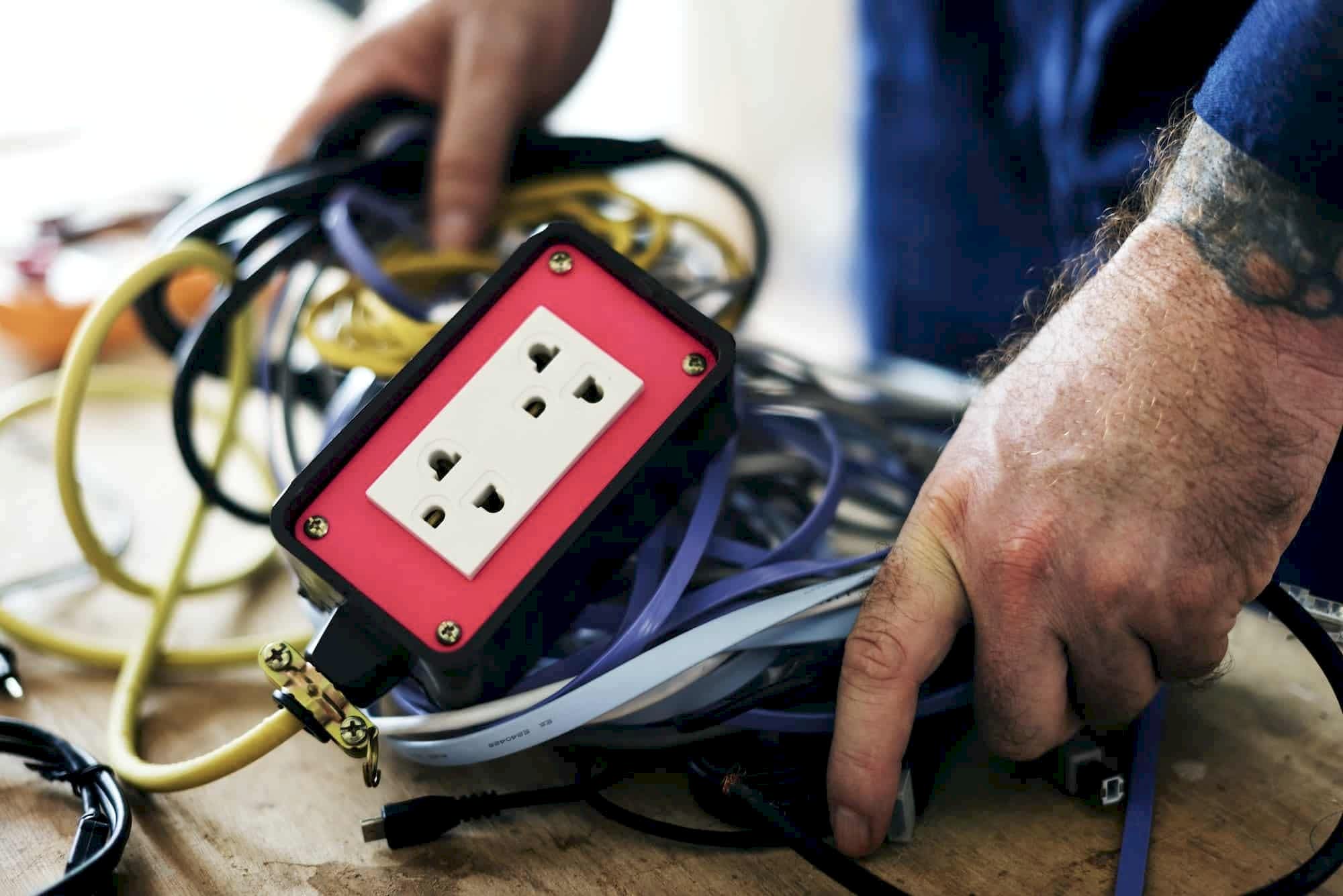 Elektrik kabloları ve priz