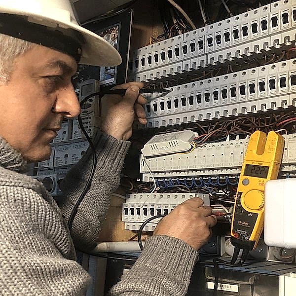 Erdal Usta — elektrik panosunda çalışırken